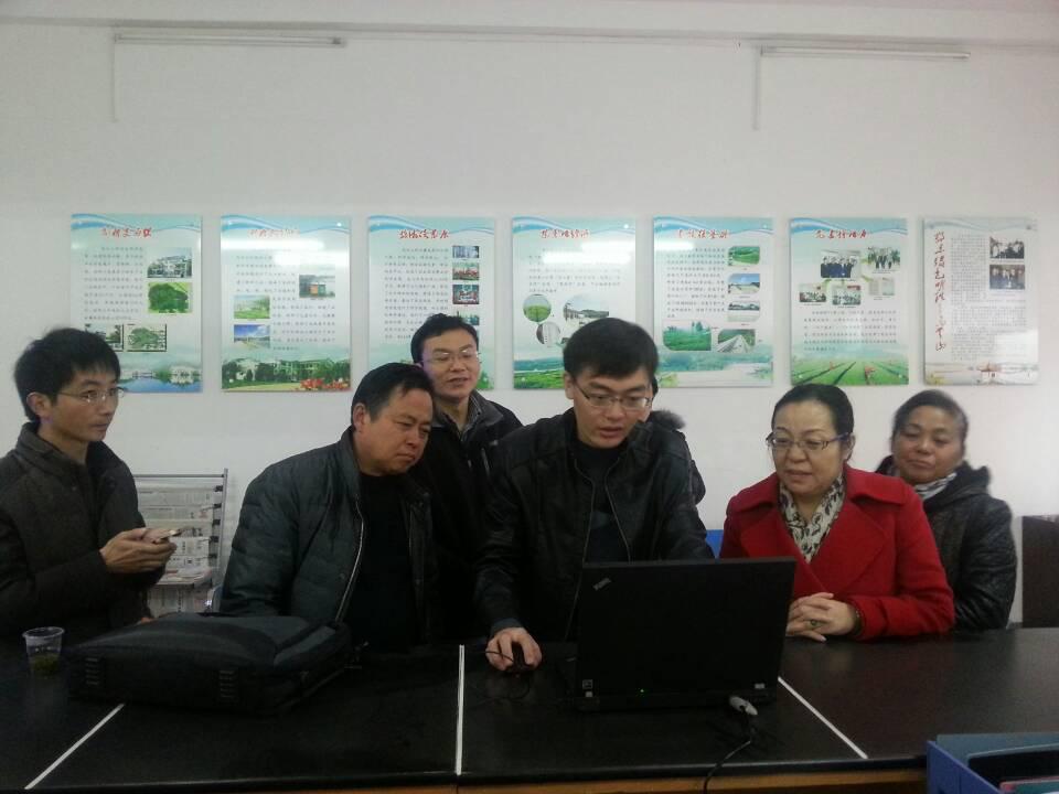 beat365英国官方网站为理论热点“面对面”对点帮扶单位英山县乌云山赠送电脑