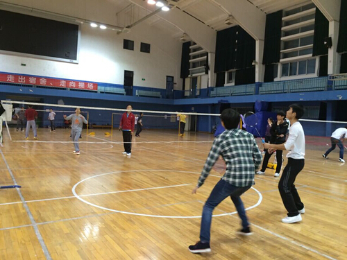 beat365师生羽毛球友谊赛顺利举行 beat365师生羽毛球友谊赛顺利举行