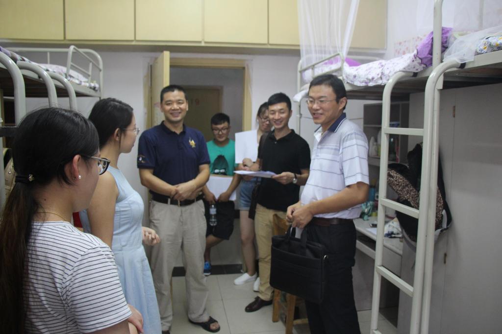 beat365领导深入新生宿舍走访慰问