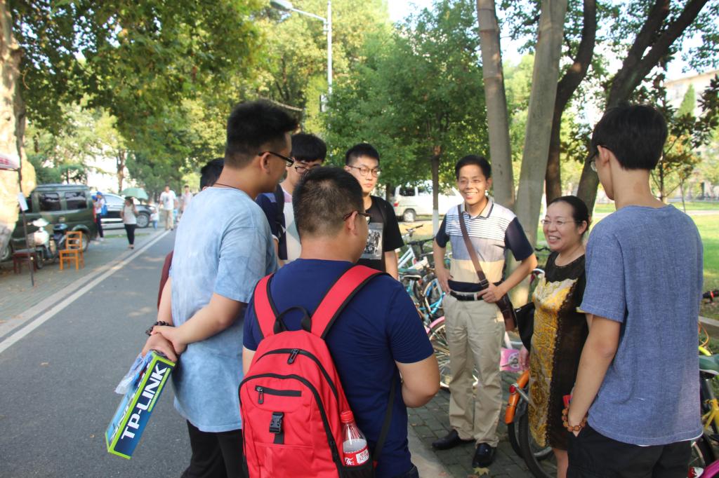 beat365领导深入新生宿舍走访慰问