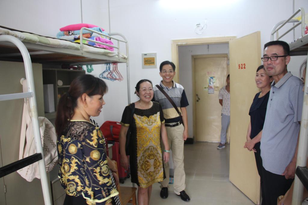 beat365领导深入新生宿舍走访慰问